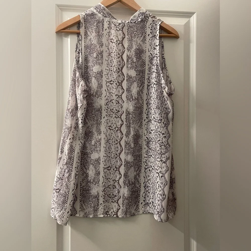 Violet & Claire Gray Patterned Sleeveless Blouse - Picture 2 of 4